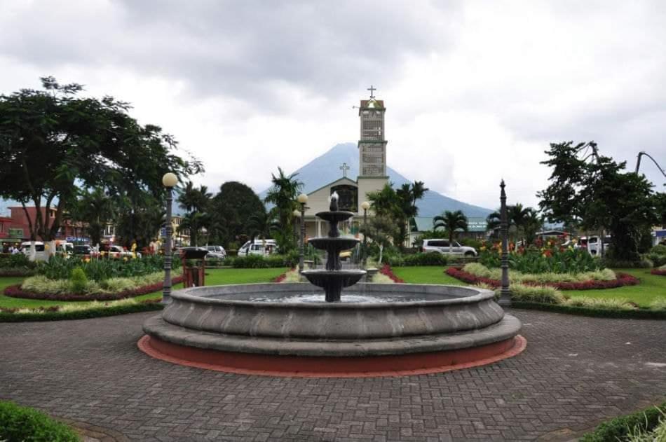 Hôtel Sleeping Mountain Arenal à La Fortuna Extérieur photo